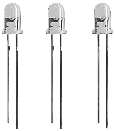 Trois diodes électroluminescentes (LED) transparentes avec de longs fils de connexion sont alignées devant un fond neutre.