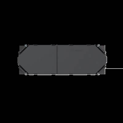 Deux panneaux rectangulaires sombres côte à côte, fixés par quatre vis dans les coins, sur un fond noir.