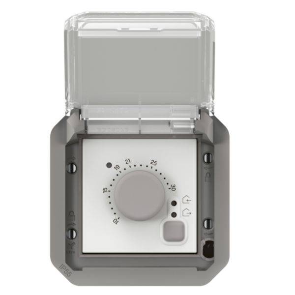 L'image montre un thermostat mural gris avec un couvercle de protection transparent, une échelle de température de 0 à 30 degrés et une molette de réglage.