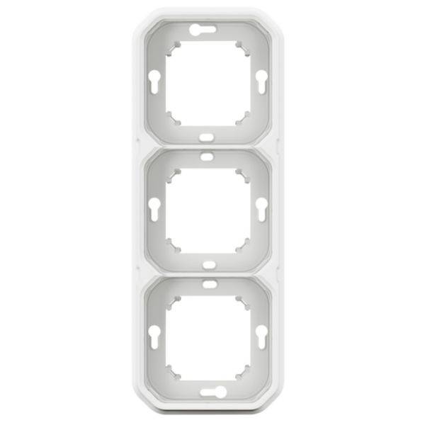Plaque de cadre triple pour prise électrique blanche avec coins arrondis, adaptée pour une installation murale.