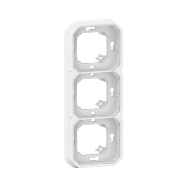 Boîte encastrée triple blanche pour interrupteurs ou prises de courant, disposée verticalement, avec des angles arrondis, adaptée aux installations intérieures.