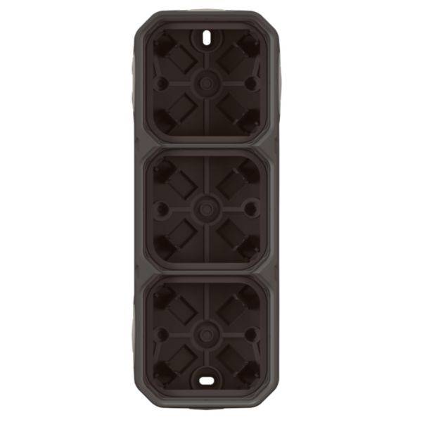 Un adaptateur de prise noir, rectangulaire, avec trois emplacements, adapté aux connexions d'appareils électriques, disposé verticalement.
