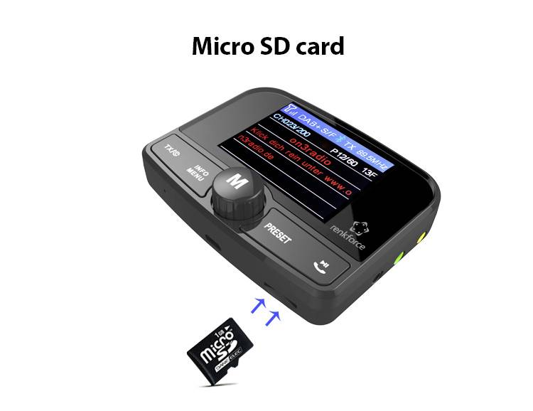 Une carte Micro SD est insérée sous un appareil électronique doté d'un écran avec des options de menu.