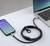 Smartphone connecté à un ordinateur portable par un câble USB. Le téléphone affiche un écran verrouillé.