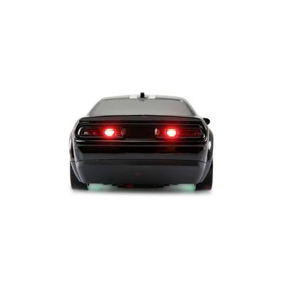 Une voiture noire vue de derrière, montrant des feux arrière rouges lumineux et un éclairage vert en dessous. Elle est immobile sur un fond blanc.
