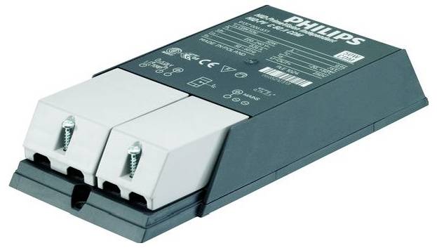 Un ballast électronique rectangulaire noir Philips pour lampes fluorescentes, avec des spécifications techniques sur le dessus.