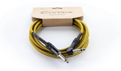 Câble jack jaune avec fiche noire et fiche coudée, dans un emballage cartonné de 'Cordial Elements'.