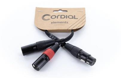 Trois câbles XLR noirs sous une étiquette de marque portant l'inscription Cordial Elements, un marqué en rouge.