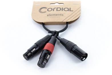 Trois câbles de connexion XLR noirs avec un marquage rouge sur l'un d'entre eux, emballés sous une étiquette en carton Cordial.