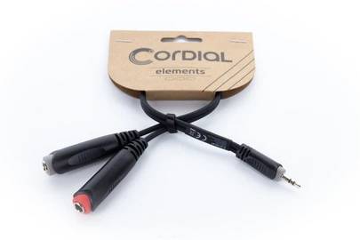 Adaptateur pour casque à deux sorties avec une prise jack de 3,5 mm. Étiquette 'Cordial elements' sur l'emballage.