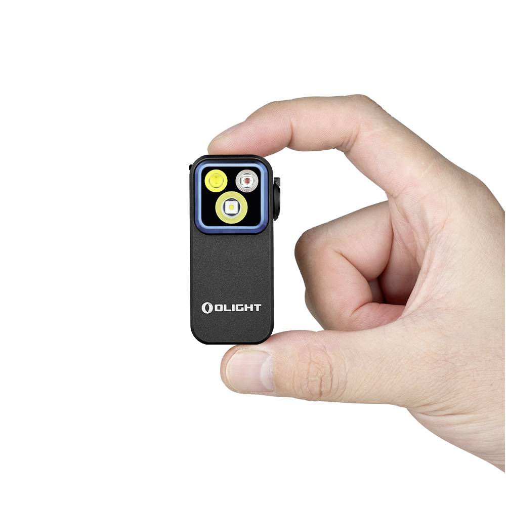 Une main tient une petite lampe de poche noire. Le devant présente trois voyants LED et le logo 'Olight'.