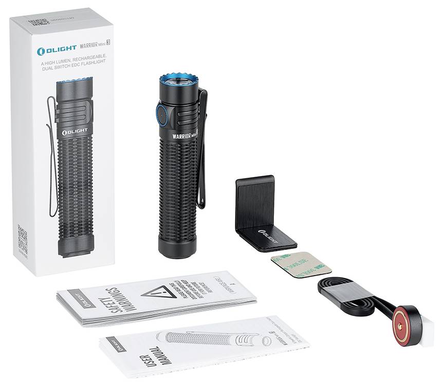 Lampe de poche avec emballage, support, câble et instructions. Modèle rechargeable avec anneau bleu sur la tête, corps noir.