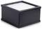 Un filtre à air rectangulaire avec un cadre noir et une surface de filtration blanche, placé sur un fond blanc.