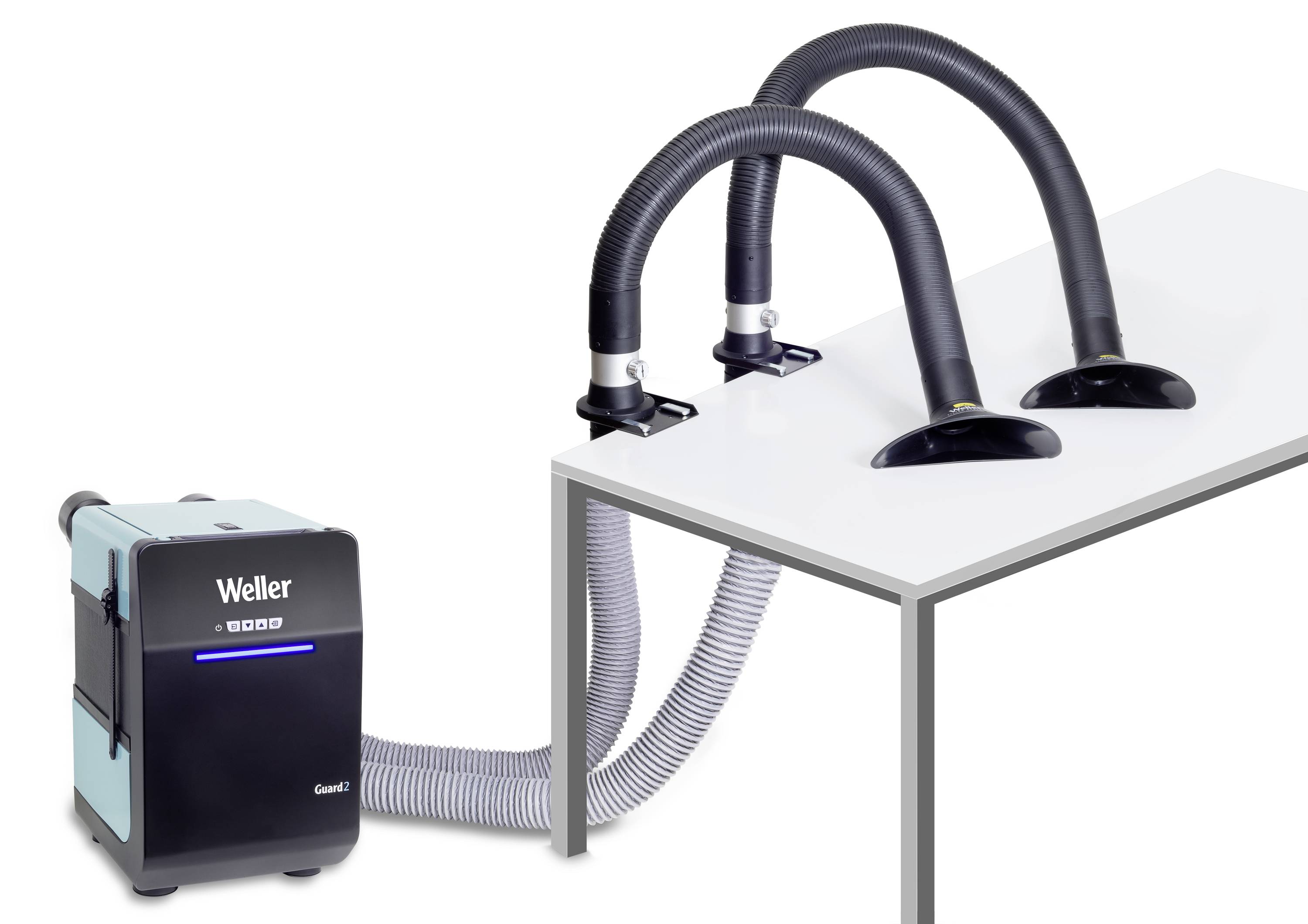 Deux tuyaux d'aspiration flexibles sur une table, reliés à un dispositif d'aspiration mobile de Weller. Adaptés pour l'extraction des fumées de soudage.