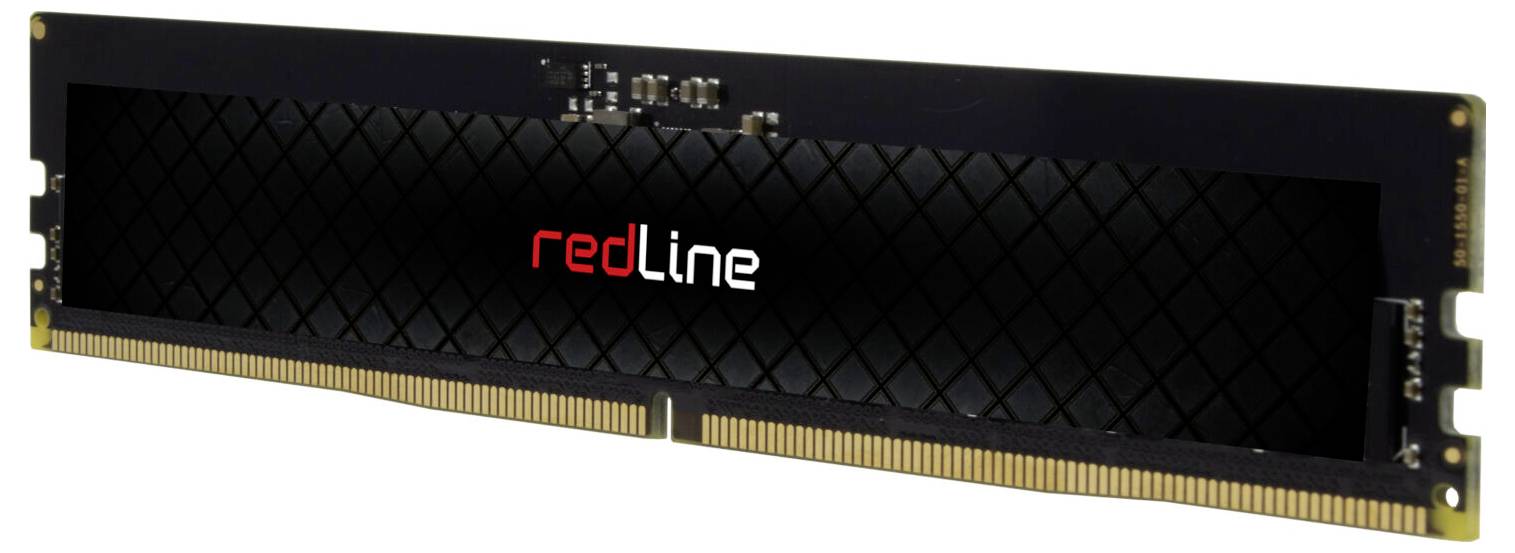 Un module RAM avec un dissipateur thermique noir à motif à carreaux. Au milieu, l'inscription 'redLine' est écrite en rouge et blanc.