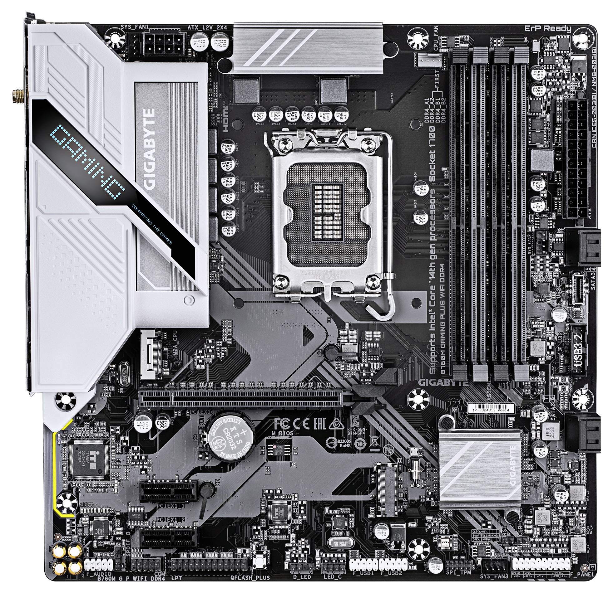 L'image montre une carte mère Gigabyte avec des étiquettes, plusieurs emplacements pour la RAM, un socket CPU et des connecteurs.