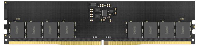 Une barrette de mémoire RAM noire avec plusieurs puces mémoire et des contacts dorés sur le bord inférieur.