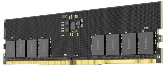 Puce de mémoire RAM noire avec de nombreux modules montée sur un support de circuit imprimé vert et doré, utilisée pour le stockage de données dans les ordinateurs.