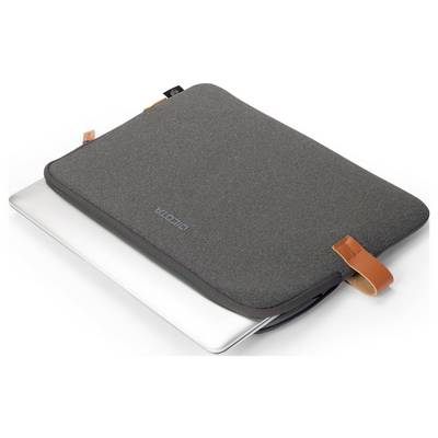 Une housse de laptop marron avec des sangles orange, d'où dépasse un ordinateur portable argenté.