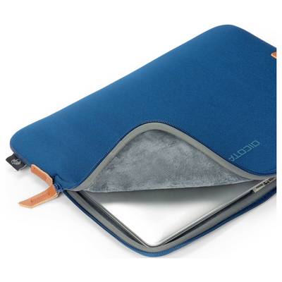 Une pochette pour ordinateur portable bleue avec un intérieur gris est légèrement ouverte, montrant un ordinateur portable. La housse présente des accents orange.
