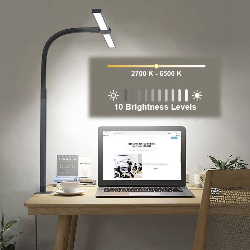 Un bureau avec un ordinateur portable, à côté duquel se trouve une lampe de bureau avec une température de couleur réglable (2700 K - 6500 K) et différents niveaux de luminosité.