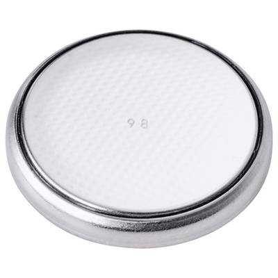 Une pile bouton ronde en argent avec la mention « 98 » gravée sur sa surface supérieure.