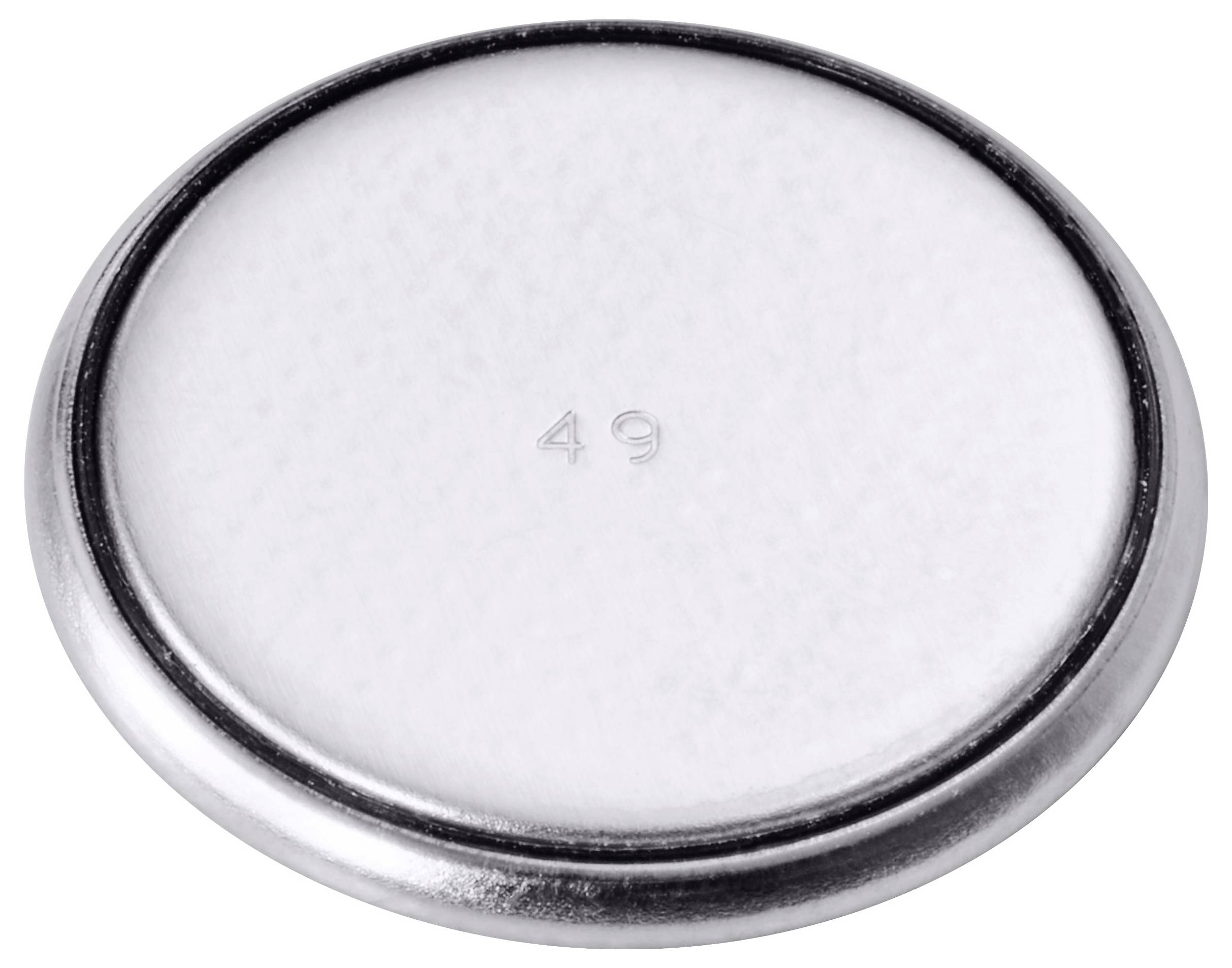 Un gros plan d'une petite pile bouton ronde en argent, portant le numéro « 49 » au centre de sa surface supérieure.