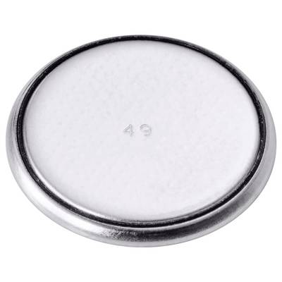 Un gros plan d'une petite pile bouton ronde en argent, portant le numéro « 49 » au centre de sa surface supérieure.