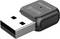 Un petit adaptateur USB Wi-Fi rectangulaire en noir et argent, utilisé pour les connexions internet sans fil sur les ordinateurs.