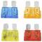 Quatre fusibles plats colorés : bleu, jaune, orange et rouge. Chaque fusible possède deux pattes métalliques pour le passage du courant.