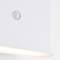 Un applique murale minimaliste blanche avec un détecteur de mouvement en haut et une lumière diffuse en bas, créant une atmosphère moderne.