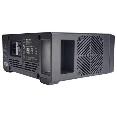 Une unité d'alimentation sans interruption (ASI) noire avec une grille de ventilation et des possibilités de connexion à l'arrière. Les marques CE et RoHS sont visibles.