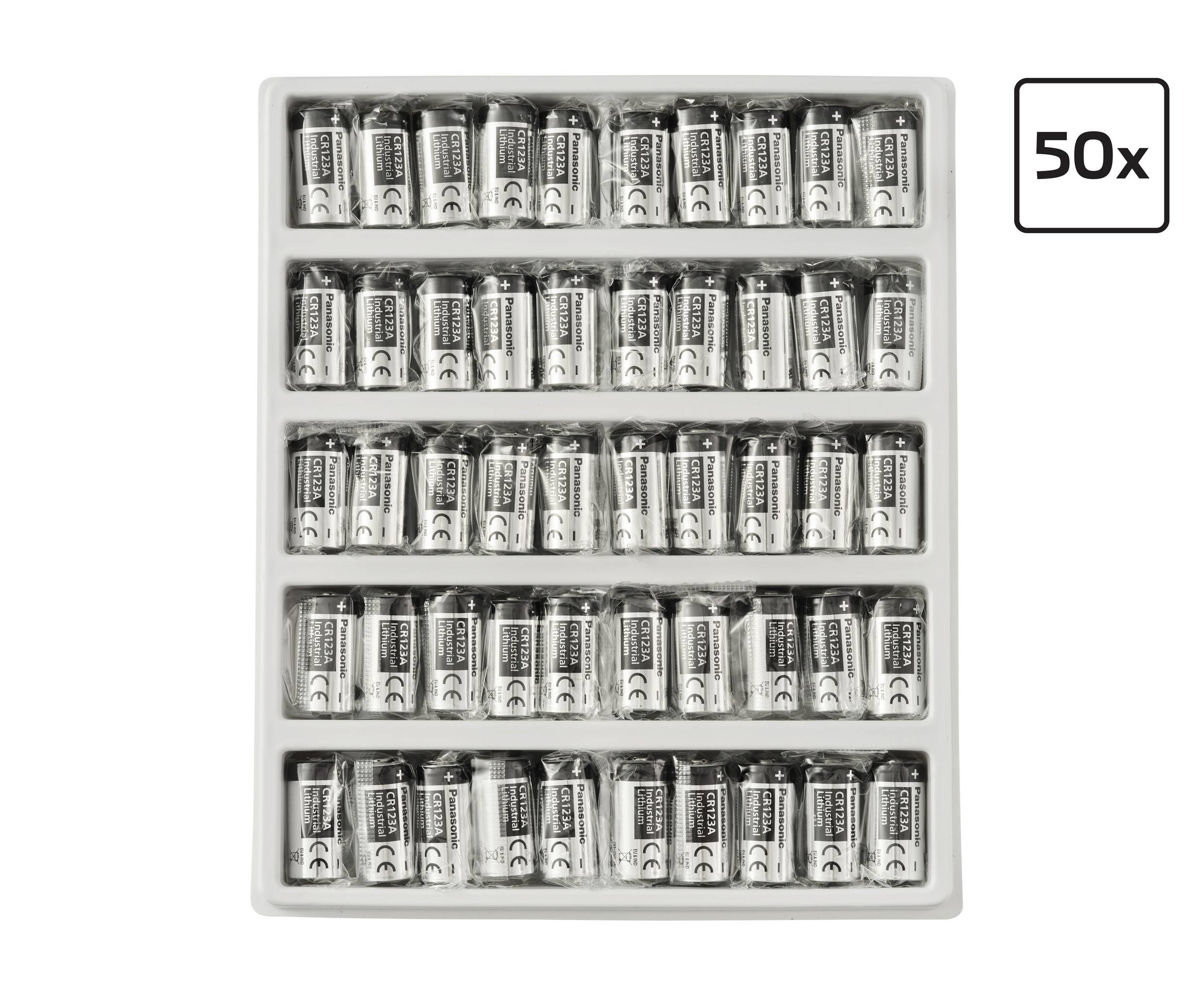 Plateau contenant 50 cellules de batterie en argent disposées en cinq rangées, avec une étiquette '50x' dans le coin supérieur droit, indiquant la quantité.