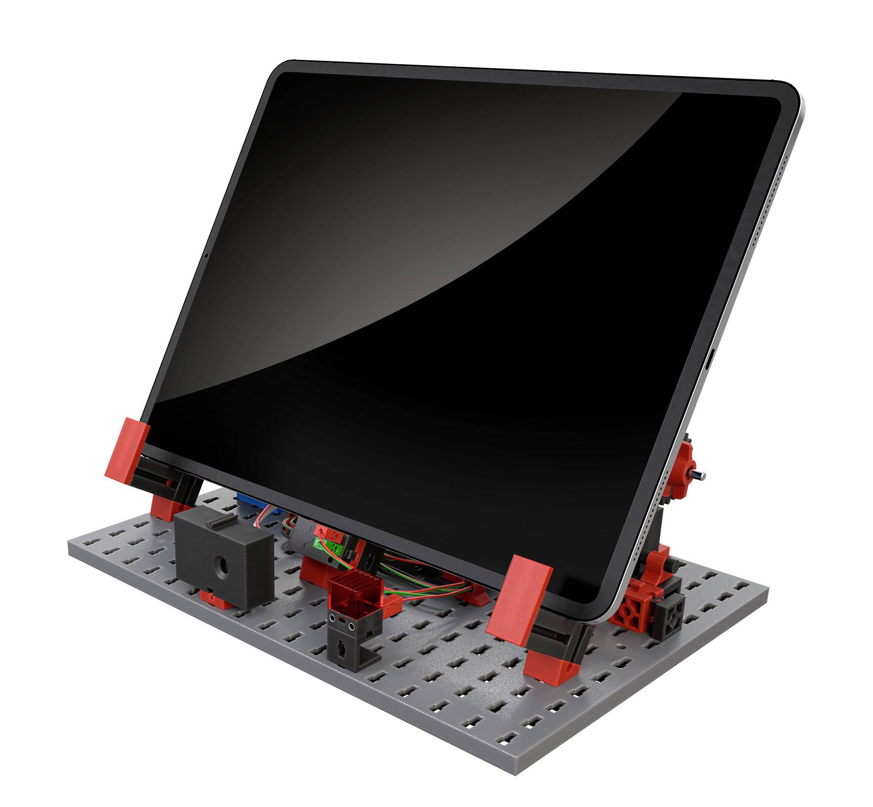 Une tablette dans un support réglable rouge et noir, monté sur une base perforée grise avec des câbles et des modules visibles.