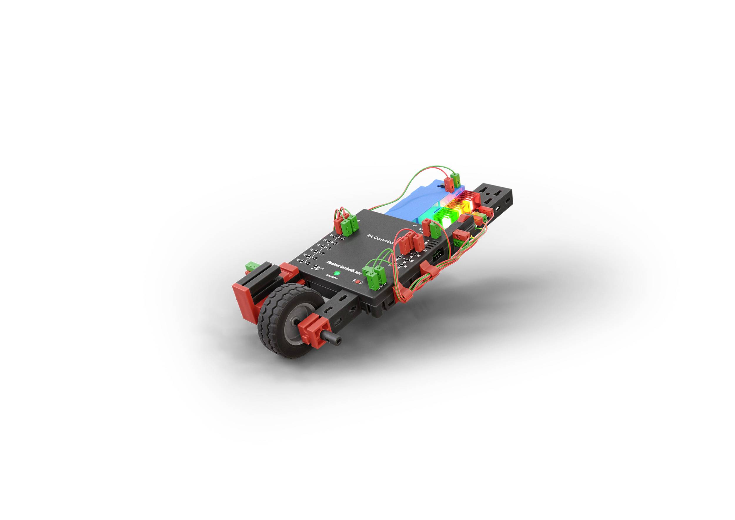 Une voiture Lego avec une roue visible, composée de pièces noires et rouges, avec quelques câbles et composants colorés.