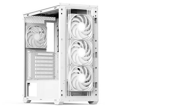 Un boîtier d'ordinateur blanc avec un panneau latéral transparent, comportant trois ventilateurs en façade et un ventilateur arrière. Le boîtier est vide et positionné sur un fond blanc.