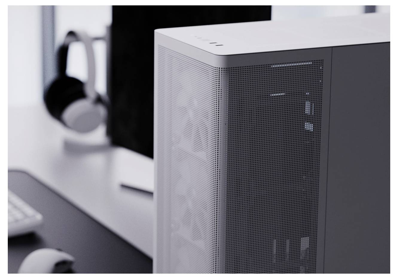 Un boîtier d'ordinateur blanc et élégant, doté d'un panneau avant en maille, est positionné sur un bureau. Un écran et un casque sont partiellement visibles en arrière-plan.