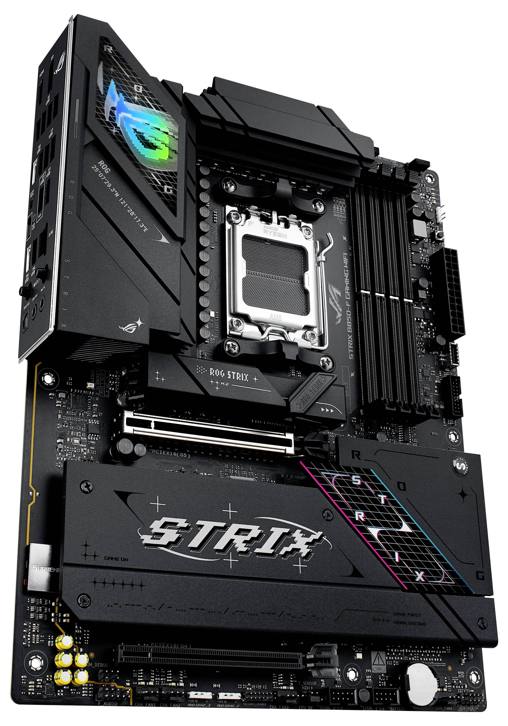 Une carte mère noire avec socket LGA 1700, plusieurs emplacements RAM, un grand dissipateur thermique et le logo 'STRIX'.