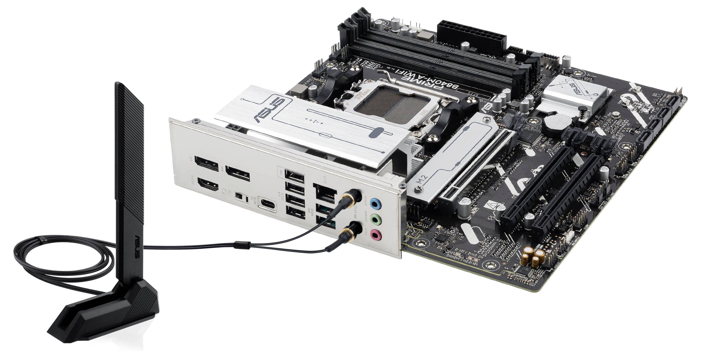 Carte mère avec socket CPU, emplacements pour RAM et plusieurs connecteurs. À côté se trouve une antenne externe pour les réseaux sans fil.