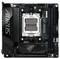 Une carte mère AORUS B650I AX Plus avec un socket AMD Ryzen AM5, représentée en détail, montrant différents ports et composants.
