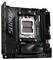 Une carte mère d'ordinateur avec l'identité de marque 'AORUS', à socket AM5 pour processeurs AMD Ryzen, présente une configuration compacte dans des tons noir et gris.