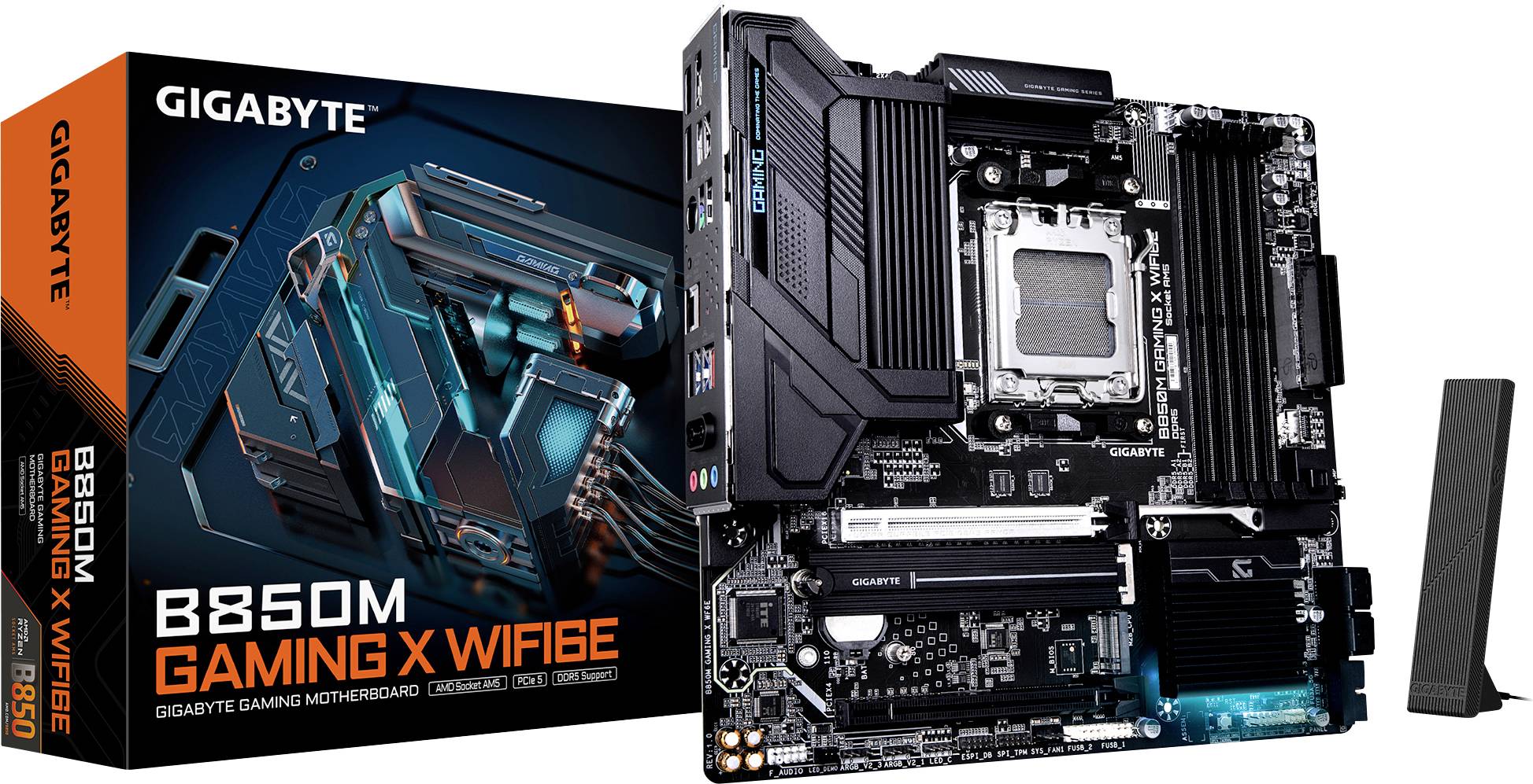 Une carte mère Gigabyte B850M Gaming X WiFi 6E à côté de son emballage. Comprend des dissipateurs thermiques, des emplacements d'extension et une antenne WiFi.