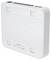Un commutateur réseau blanc, rectangulaire, doté de plusieurs ports Ethernet et de logos sur sa face inférieure.