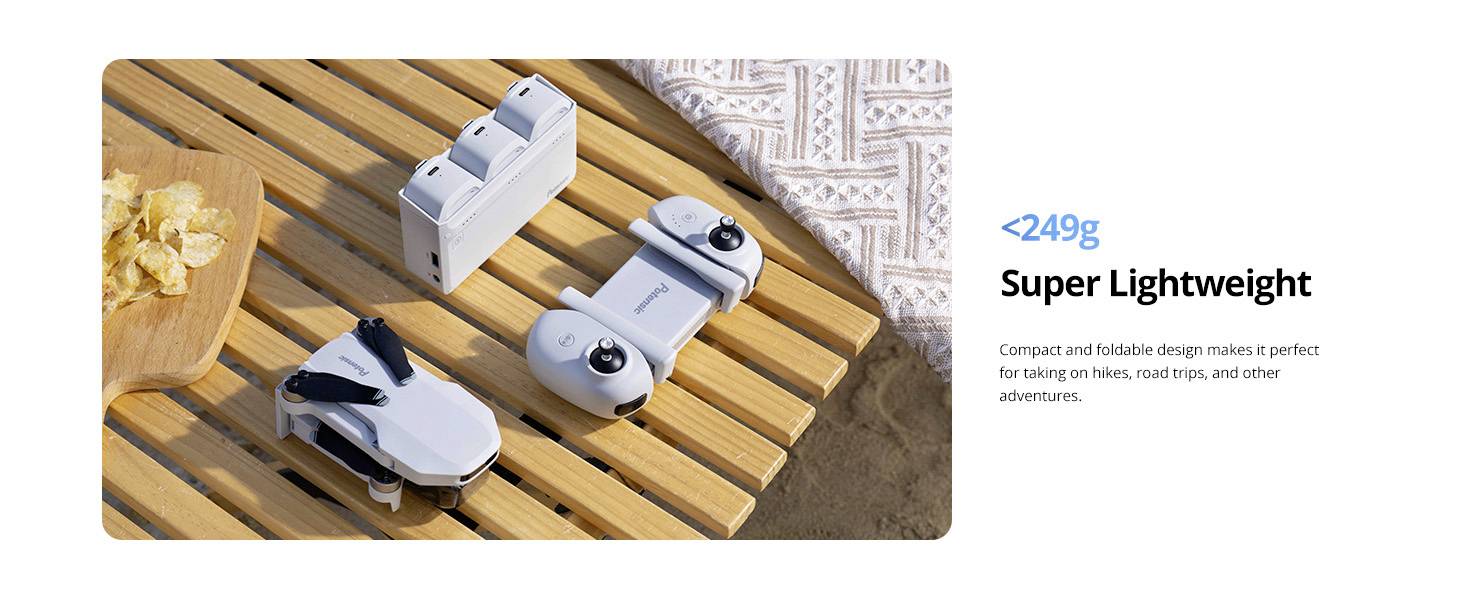 Un drone pliable, une télécommande et des batteries reposent sur une table en bois à côté d'un tissu et de chips. Texte : 'Super Lightweight'.