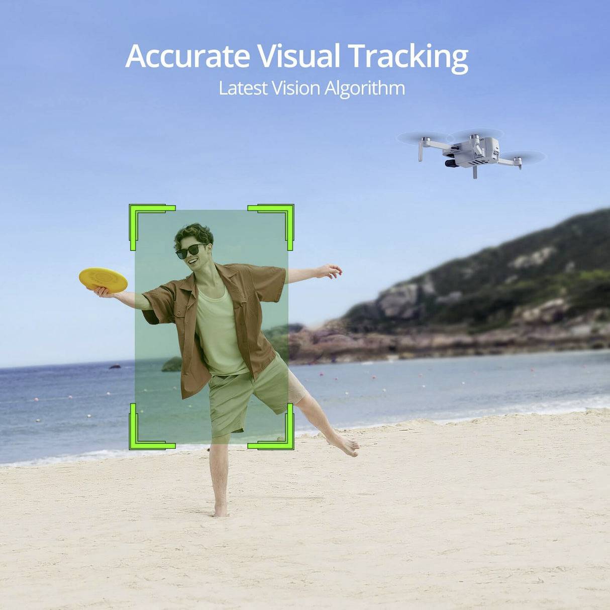 Homme sur la plage lançant un frisbee, tandis qu'un drone plane dans les airs. Texte : « Suivi visuel précis - Dernier algorithme de vision »