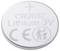 Pile bouton au lithium avec inscription 'CR2032, Lithium 3V', à côté des symboles de certification CE et un avertissement de sécurité pour enfants.