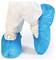 Une personne porte des chaussures blanches avec des sur-chaussures jetables bleues.
