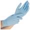Une personne enfile des gants jetables bleus pour assurer sa protection.