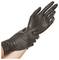Une personne enfile des gants jetables noirs.