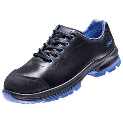 Une chaussure de sécurité noire avec une semelle bleue et des touches de bleu. Adaptée aux environnements de travail, elle offre protection et confort.
